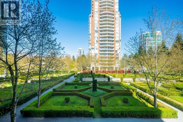 301 7368 Sandborne Avenue, Burnaby, BC V3N5C5 Photo 2