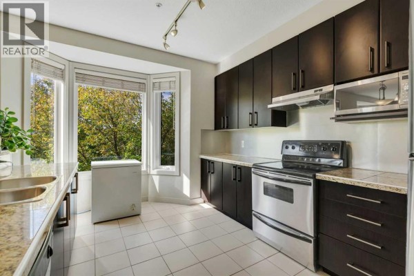 5pc Bathroom - 302, 830 Centre Avenue Ne, Calgary, AB T2E9C3 Photo 2