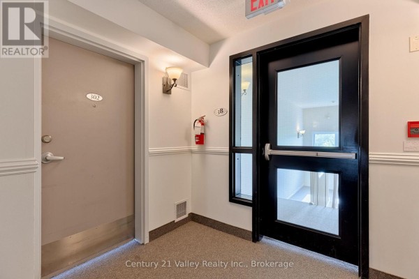 302 - 16 Sheffield Street, Arnprior, ON K7S0A2 Photo 4