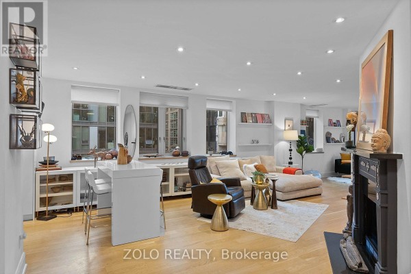 Living room - 302 - 55 Lombard Street, Toronto, ON M5C2R7 Photo 4