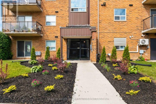302 - 735 Wonderland Road S, London South