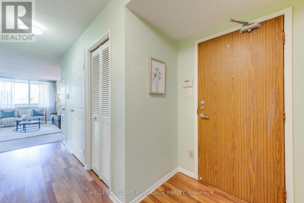 302 - 75 Wynford Hts Crescent, Toronto, ON M3C3H9 Photo 4