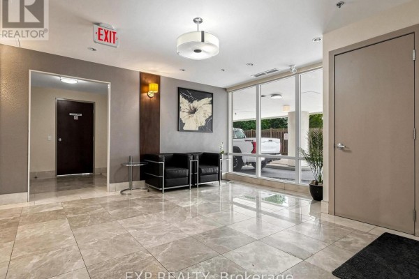 302 - 801 Sheppard Avenue W, Toronto, ON, photo 3