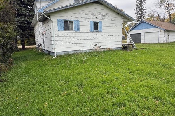 Living room - 302 & 304 Livingstone Road, Pelly, SK S0A2Z0 Photo 3