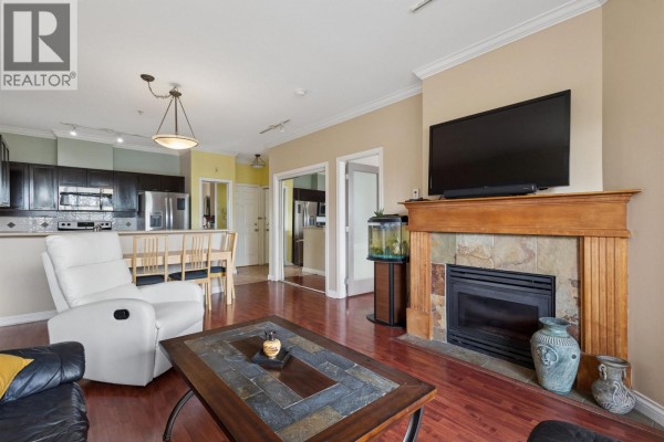302 131 W 3rd Street, North Vancouver, BC V7M1E7 Photo 4