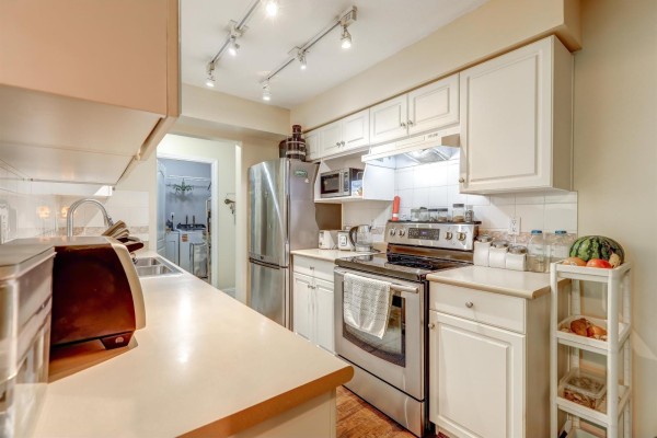 302 15342 20th Avenue, Surrey, BC V4A2A3 Photo 5