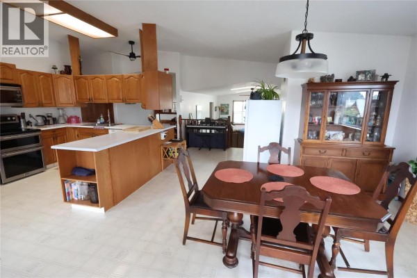 Living room - 302 5th Street Nw, Nakusp, BC V0G1R0 Photo 5