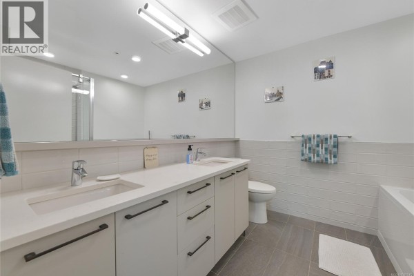 Kitchen - 302 7162 West Saanich Rd, Central Saanich, BC V8M1P6 Photo 5
