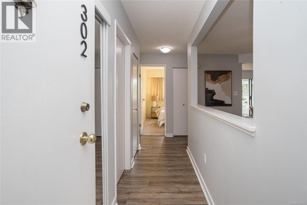 Den - 302 924 Cook St, Victoria, BC V8V3Z3 Photo 2