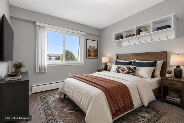 Bedroom with queen bed, blue decor, and window view of the outside - 302 9477 Cook Street, Chilliwack Proper West, Chilliwack