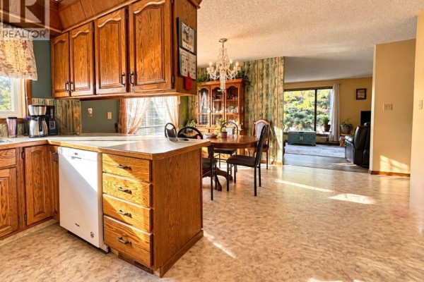 2pc Ensuite bath - 302 Cowie Crescent, Swift Current, SK S9H4W7 Photo 5