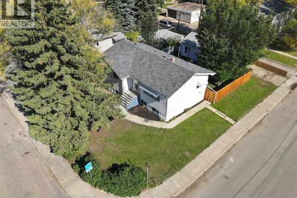 Living room - 302 Mcmillan Avenue, Saskatoon, SK S7L2T5 Photo 3