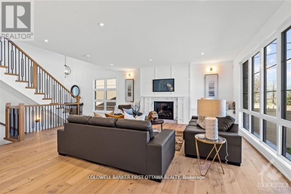 Living room - 302 Parnell Avenue, Ottawa, ON K1Z5J8 Photo 2