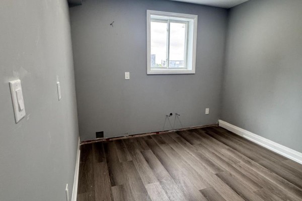 302 Queenston Road, Hamilton, ON L8K1H1 Photo 3