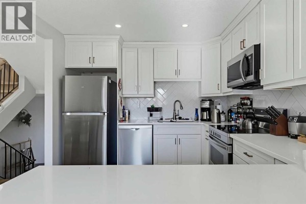 Kitchen - 302 Woodvale Crescent Sw, Calgary, AB T2W3P3 Photo 3