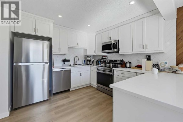 Dining room - 302 Woodvale Crescent Sw, Calgary, AB T2W3P3 Photo 4