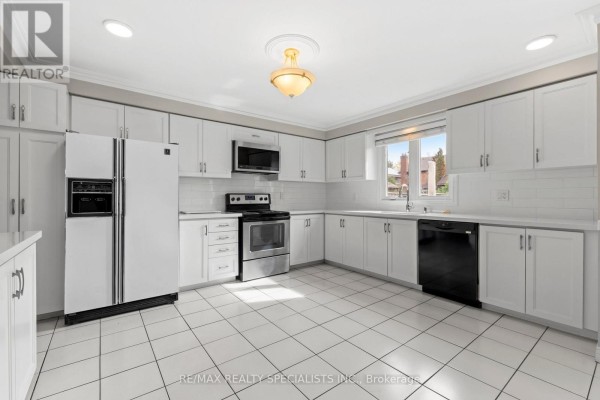 Eating area - 3022 Cornish Road, Mississauga, ON L5L4V5 Photo 5