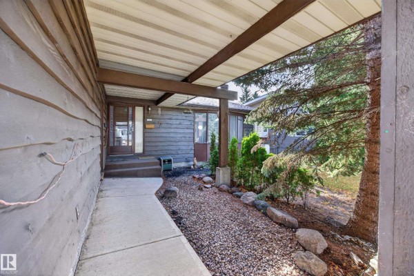 Kitchen - 3023 130 Av Nw, Edmonton, AB T5A3M1 Photo 3