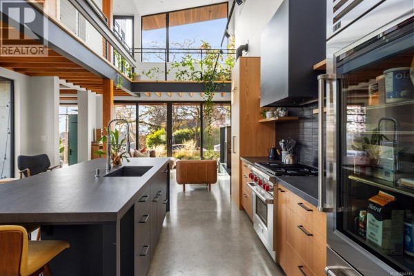 Balcony - 3025 Jackson St, Victoria, BC V8T3Z7 Photo 5