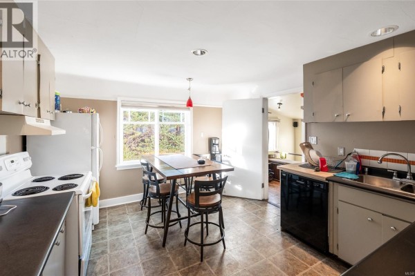 Kitchen - 3026 Donald St, Saanich, BC V9A1Y2 Photo 4