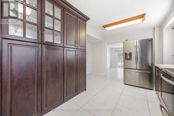 Kitchen - 3027 Coral Drive, Mississauga, ON L4T1Z2 Photo 3