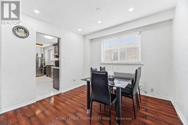 Living room - 3027 Coral Drive, Mississauga, ON L4T1Z2 Photo 5