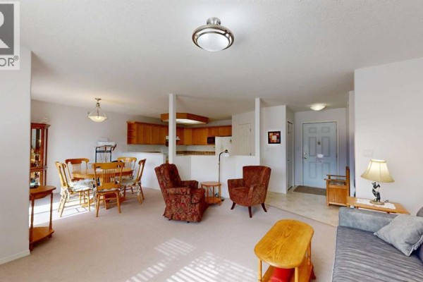 Living room - 303, 5402 50 Avenue, Stettler, AB T4K1K9 Photo 3
