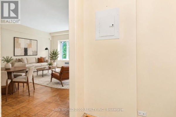 Bedroom - 303 - 110 St Clair Avenue W, Toronto, ON M4V1N4 Photo 4