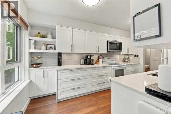 Laundry room - 303 1500 Elford St, Victoria, BC V8R3X8 Photo 2