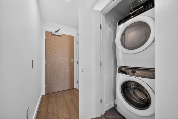 303 15165 Thrift Avenue, White Rock, BC V4B0C1 Photo 3