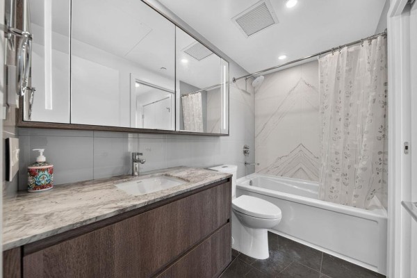 303 15165 Thrift Avenue, White Rock, BC V4B0C1 Photo 4