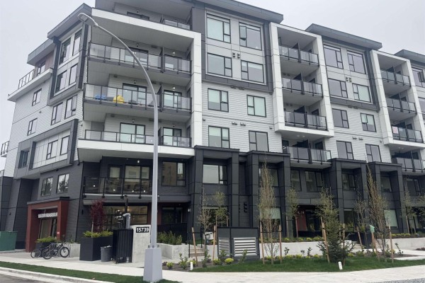 303 15739 Fraser Highway, Surrey, BC V4N6Y4 Photo 2