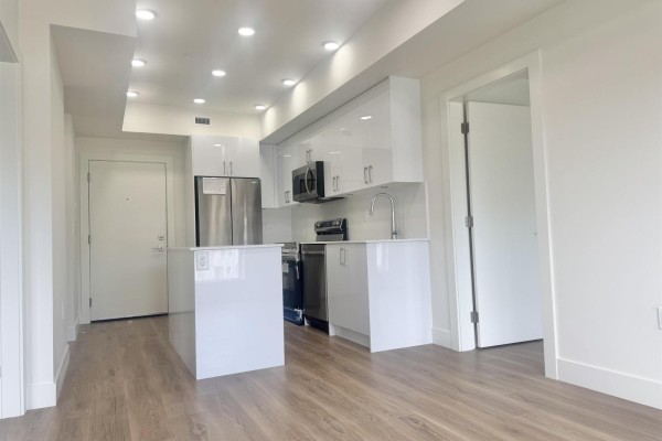 303 15739 Fraser Highway, Surrey, BC V4N6Y4 Photo 3