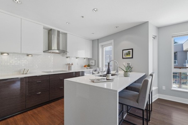 303 15747 Marine Drive, White Rock, BC V4B1E4 Photo 3