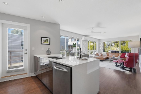 303 15747 Marine Drive, White Rock, BC V4B1E4 Photo 5