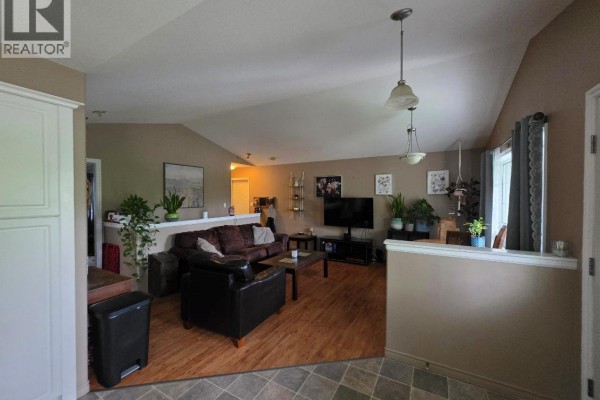 Full bathroom - 303 1st Avenue Nw, Nakusp, BC V0G1R0 Photo 3