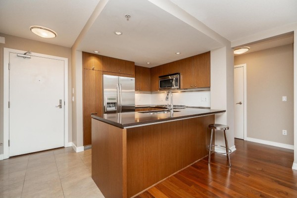 303 2950 King George Boulevard, Surrey, BC V4P0E5 Photo 2