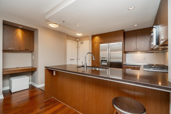 303 2950 King George Boulevard, Surrey, BC V4P0E5 Photo 3