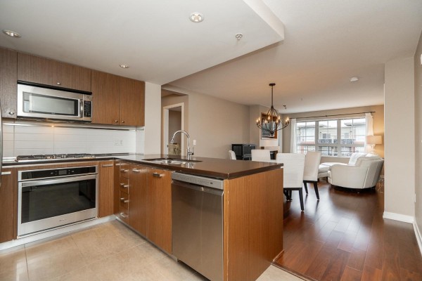 303 2950 King George Boulevard, Surrey, BC V4P0E5 Photo 4