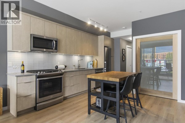 303 38165 Cleveland Avenue, Squamish, BC V8B0P1 Photo 3