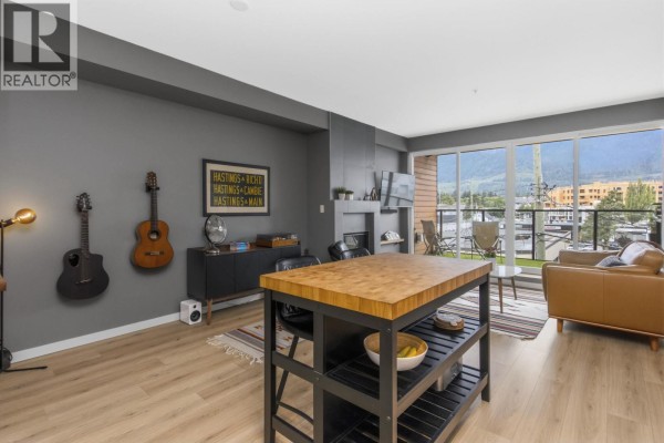 303 38165 Cleveland Avenue, Squamish, BC V8B0P1 Photo 4