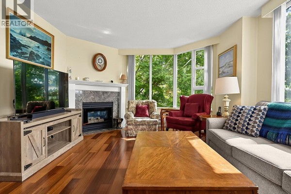 303 412 Twelfth Street, New Westminster, BC V3M6R2 Photo 3