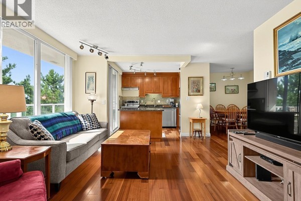 303 412 Twelfth Street, New Westminster, BC V3M6R2 Photo 4