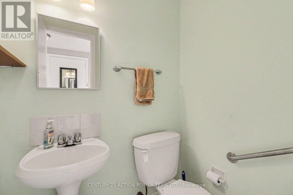 Kitchen - 303 Hoylake Crescent, Ottawa, ON K1E1M1 Photo 5