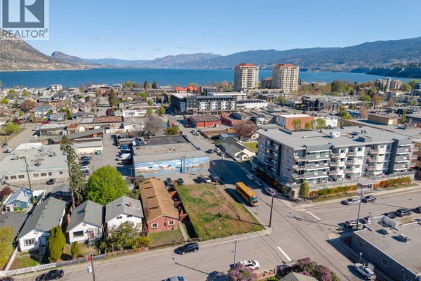303 Nanaimo Avenue W, Penticton, BC V2A1N8 Photo 2