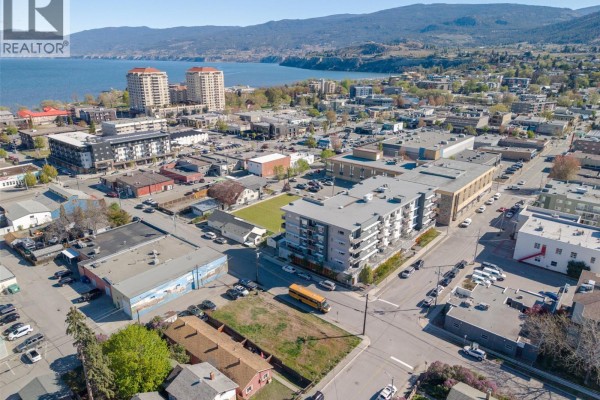303 Nanaimo Avenue W, Penticton, BC V2A1N8 Photo 3