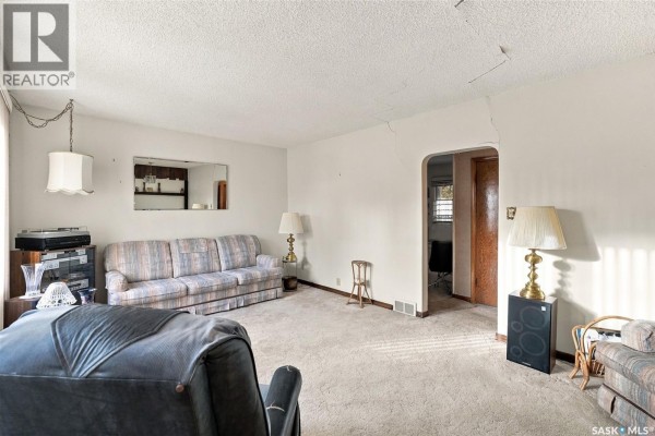 Kitchen - 3030 Elphinstone Street, Regina, SK S4S2A5 Photo 2