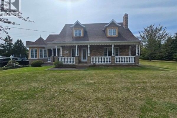 Spacious kitchen with wood cabinetry, granite countertops, stainless steel appliances, and a long island. - 3033 St Laurent, Saint Laurent