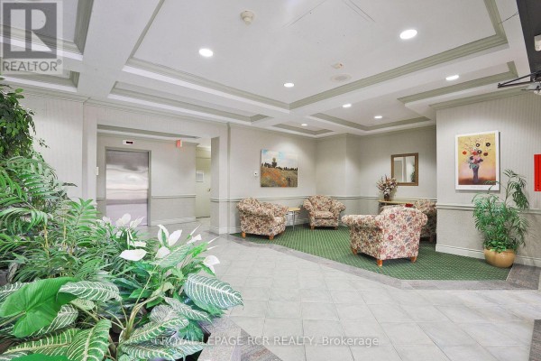 Living room - 304 - 10 Dayspring Circle, Brampton, ON L6P1B9 Photo 3