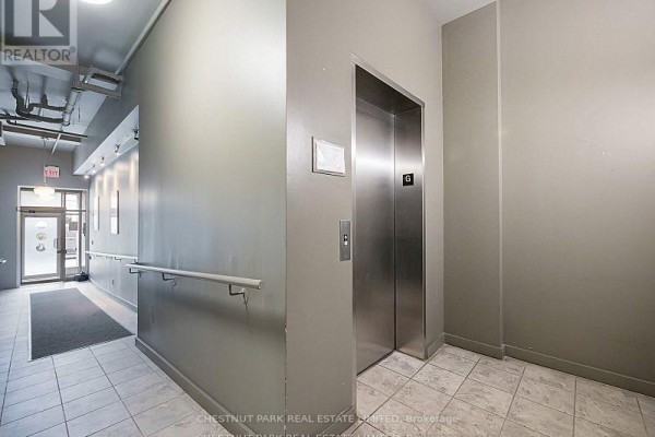 Living room - 304 - 1852 Queen Street E, Toronto, ON M4L1H1 Photo 3